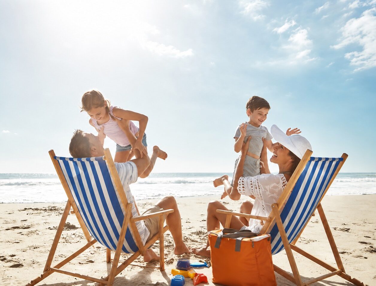 Boże Ciało w Świnoujściu 2026 – rodzina odpoczywająca na plaży w niebieskich leżakach podczas długiego weekendu nad morzem.